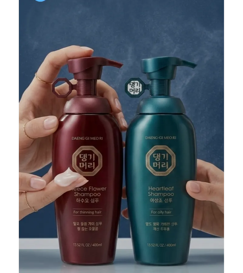 Manos sosteniendo shampoos Daeng Gi Meo Ri Fleece Flower y Revitalizante